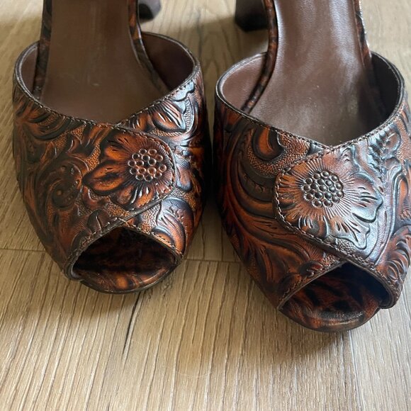 Coldwater Creek Tooled Leather Wedge Sandals 7M Brown Ankle Strap Peep Toe! - Picture 2 of 9